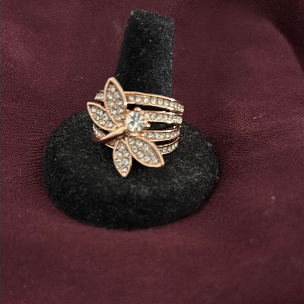 Elegant Rose Gold Floral Ring